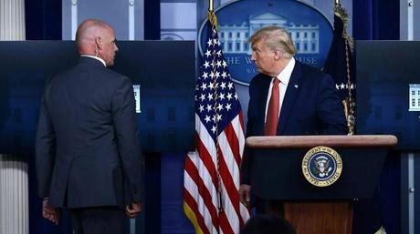 Trump Dibawa Pergi Sebentar dari Konferensi Pers Setelah Insiden Penembakan di Luar Gedung Putih
